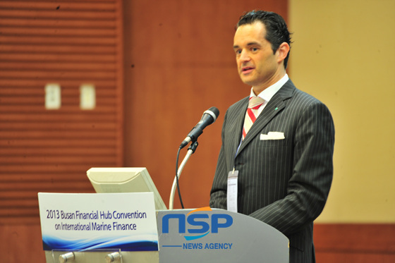 NSP통신-첫번째 기조연설을 맡은 요리스 디역스(Joris Dierckx) BNP 파리바 대표가 국제금융 패러다임의 변화에 대해 설명하고 있다. (도남선 기자)