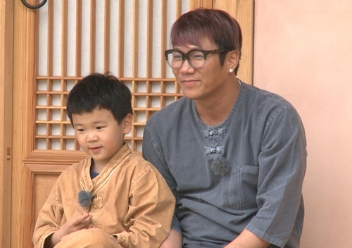 [NSP PHOTO]윤후 윤민수 걱정 술 마시는 울 아빠 40살 밖에 못살면 어떡해