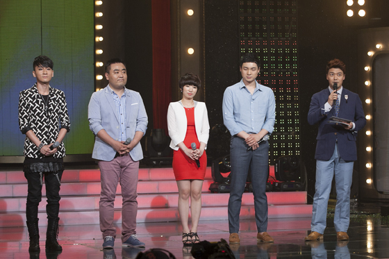 NSP통신-▲ JTBC 히든싱어 왕중왕전 킹 오브 히든싱어 결승에 올랐던 4명의 우승 후보들. 사진 왼쪽부터 진주 김경호 원킬, 가짜 이문세 안웅기, 판매원 이수영 우연수, 작곡가 윤민수 김성욱. 맨 오른쪽은 MC 전현무