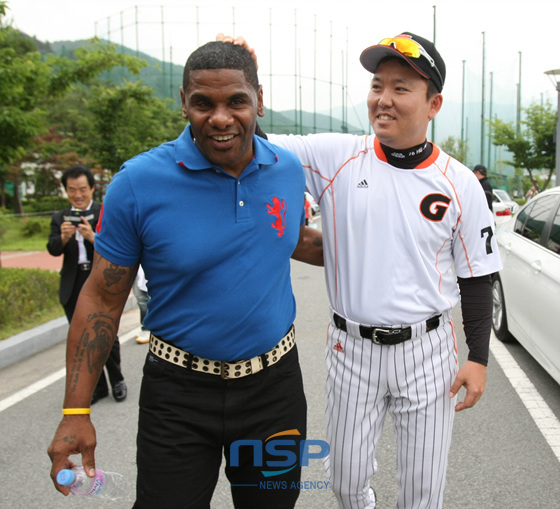 NSP통신-롯데자이언츠 주형광 투수코치(右)와 호세. (롯데자이언츠 제공)