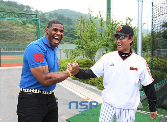 NSP통신-권두조 코치(右)와 만나 즐거워 하는 호세. (롯데자이언츠 제공)