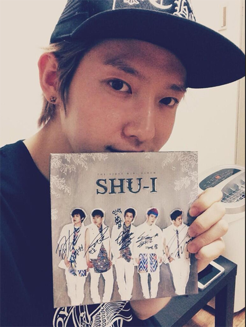[NSP PHOTO]슈아이 형준, 새 앨범 사인 CD들고 찰칵 따끈따끈해요