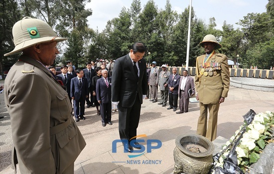 NSP통신-순국자 묘지를 방문해 헌화하고 묵념을 하는 강창희 의장