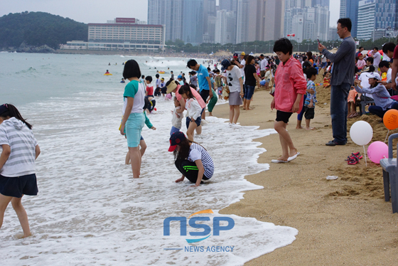 NSP통신-해운대 해수욕장에서 아이들이 물놀이를 하고 있다. (도남선 기자)