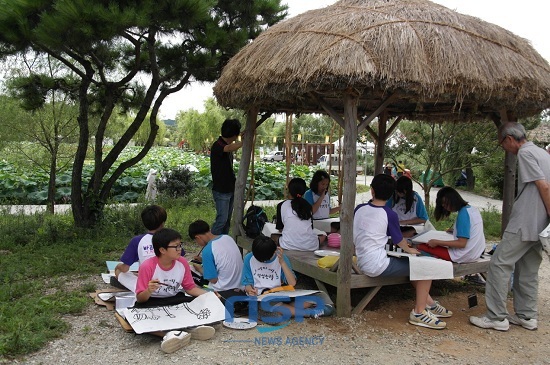 NSP통신-(부여군서는 19일 연꽃 향연이 펼쳐지고 있는 궁남지 일원에서 제11회 부여서동연꽃 축제 기념해 사생대회가 600여명의 부여군 초·중등학생이 참여한 가운데 열렸다. 사진=부여군청)