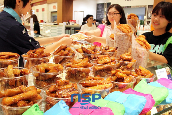 NSP통신-新世界センタムシティが用意したサマーフードフェスティバルを訪れた顧客がデパート地下1階で食品を購入している。 (写真=新世界センタムシティ店提供)