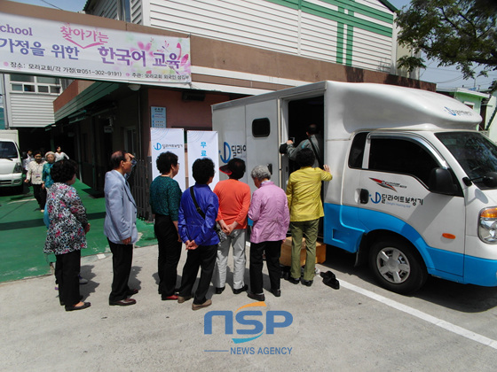 NSP통신-딜라이트 보청기와 함께 노인들을 대상으로 청력검사를 진행하고 있다. (시니어하우스 제공)