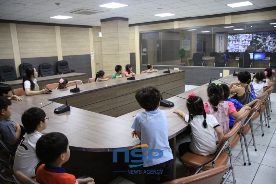 NSP통신-광양시 관내 어린이집 원생들이 ccTV통합관재센터를 방문했다. (=광양시제공/NSP통신=조용호 기자)