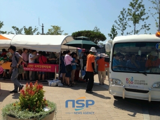 NSP통신-12号博览会会场内，来自中国的游客排队正在排队等候观光车。（图片由顺天庭院博览会组织委员会提供）