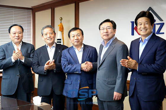 NSP통신-19일 중소기업중앙회를 찾은 개성공단 기업협회 역대 회장단. (왼쪽부터) 배해동 태성산업 대표이사, 김학권 재영솔루텍 대표이사, 한재권 개성공단기업협회장, 김기문 중소기업중앙회장, 문창섭 삼덕통상 대표이사. (중소기업중앙회 제공)