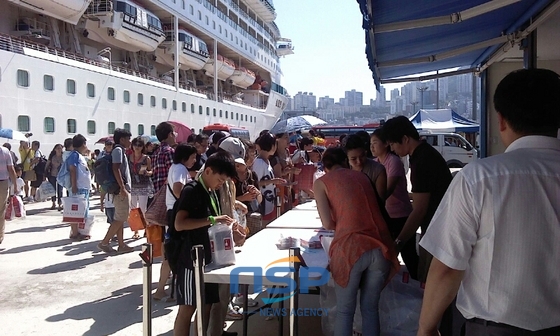 NSP통신-乘坐豪华游轮到访韩国的中国游客，在码头提取所购免税物品。