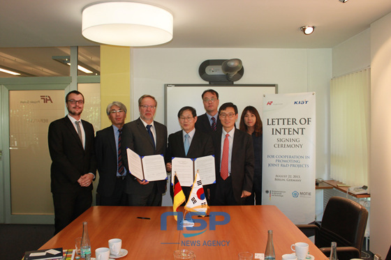 NSP통신-김용근 KIAT 원장(오른쪽에서 네번째)과 클라우스 뤼디거 스프렁 독일 AiF 회장(왼쪽에서 세 번째)이 22일(현지시간) 한독 산업기술 국제공동연구협력에 대한 LOI를 체결하고 교환하고 있다. (한국산업기술진흥원 제공)