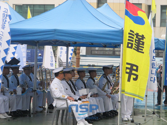 NSP통신-부산해군작전사령부 의장대가 진혼곡을 연주하고 있다. (박상수 기자)