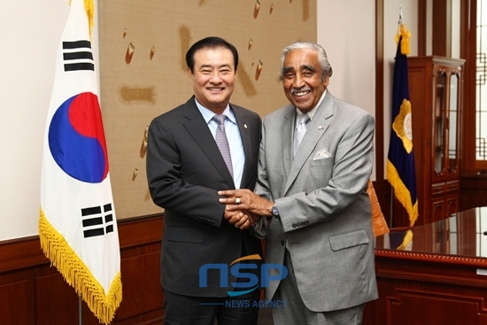 NSP통신-강창희 국회의장(왼쪽)이 방한 중인 찰스 랭글(Charles RANGEL) 미국 하원의원(오른쪽)과 기념사진을 찍고 있다.