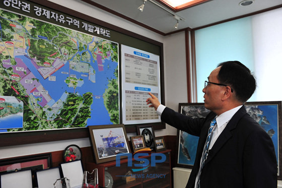 NSP통신-イ・ヒボン庁長が光陽湾圏経済自由区域庁の各産業団地地区を説明している。 (写真=イ・スンヒョン記者)