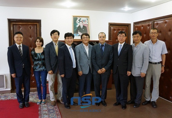 NSP통신-지난 8월 13일 모로코 고용직업훈련부를 방문한 이기권 한국기술교육대 총장(우측에서 세 번째) 일행이 ALOUA(알루아) 모로코 고용직업훈련부 차관(우측에서 네 번째)과 기념촬영을 했다. (한국기술교육대)