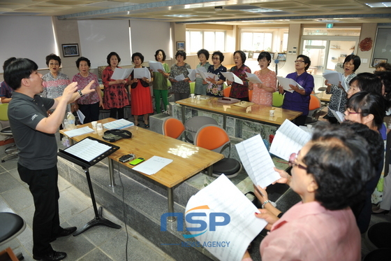 NSP통신-사하구 감천문화마을 감내어울터에서 노래연습중인 감천문화마을 합창단 (사하구 제공)