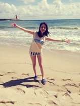 [NSP PHOTO]ミナかわいい笑顔で喜び表現一足遅れて海に