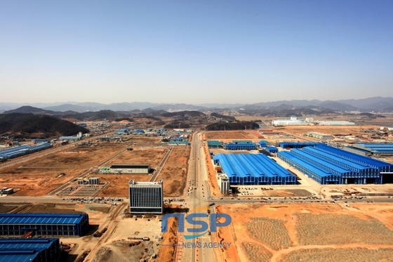 NSP통신-지난 2011년경 율촌산업단지 조성공사현장, 현재 공정률 90%이며, 오는 2015년 6월 준공을 앞두고 있다. /NSP통신=조용호 기자 (광양만권경제자유구역청 제공)