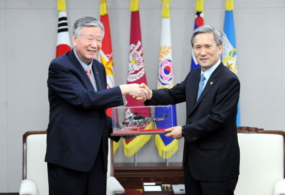 NSP통신-김관진 국방부 장관(사진 오른쪽)이 10일 서울 용산구 용산동에 위치한 국방부 접견실에서 도서 6·25전쟁 1129일 1만5,000권을 기증받은 데 대한 감사의 표시로 이중근 부영그룹 회장 겸 우정문고 대표이사에게 모형헬기를 전달하고 있다.