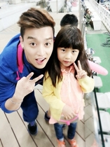 [NSP PHOTO]Ｕ-ＫＩＳＳイライソンジアと２ショット写真こんな娘がいたら親バカになるだろう