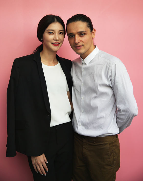 NSP통신-▲ 데스킨스 띠어리 뉴욕 2014 SS 쇼가 끝난 후 젊은 천재로 불리는 디자이너 올리비에 데스킨스(사진 오른쪽)와 만나 성공적인 컬렉션에 대한 축하의 인사를 전하고 기념촬영을 하고 있다.