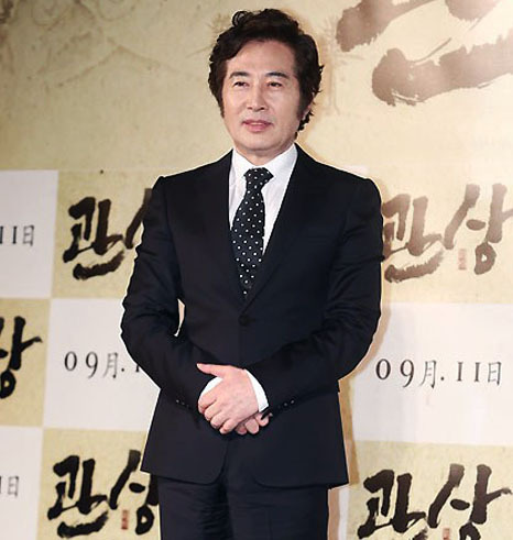 [NSP PHOTO]백윤식, 30세 연하 방송기자와 열애…관상 무대인사 취소 부담 큰 듯