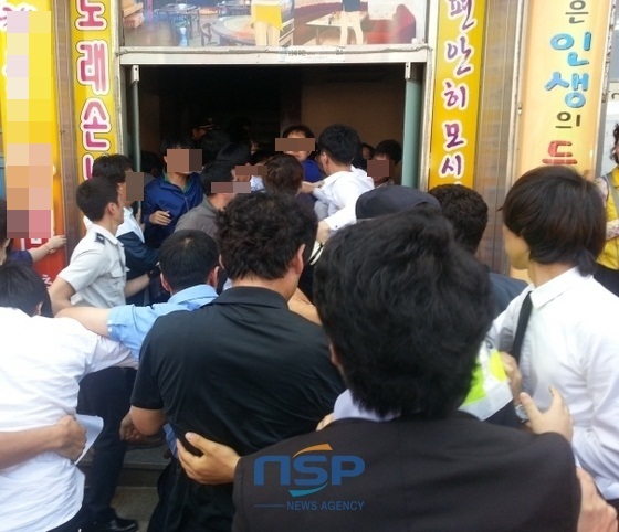 NSP통신-유가족과 친척들이 현장검증이 이뤄지고 있는 건물로 들어가려하자 이를 저지하는 경찰과 몸싸움이 벌어지고 있다. /사진 NSP통신=조용호 기자