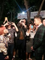 [NSP PHOTO]깡철이 유아인 여심 사로잡는 게릴라 데이트 진행백허그로 화제