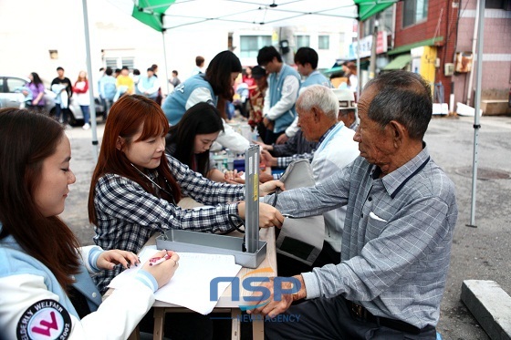 NSP통신-중부대 학생들이 어르신들의 건강검진을 해드리는 모습 (중부대학교)