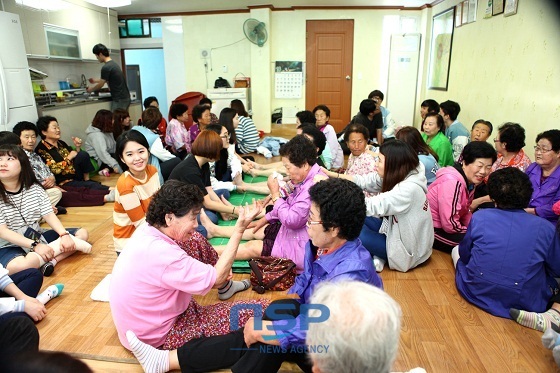 NSP통신-어르신들께 안마와 발마사지 해드리는 중부대 학생들 (중부대학교)