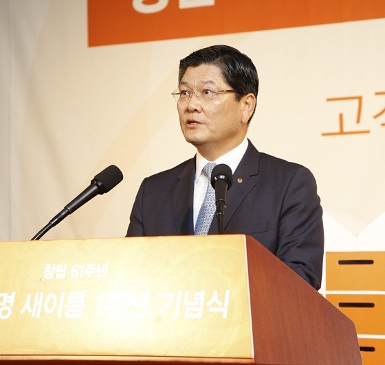 NSP통신-한화생명이 새 이름 1주년을 맞아 10일 기념식을 진행했다. 본사 직원500여명이 참석한 이번 행사에서 남녀 임직원 대표는 전체 임직원들의 고객 사랑 실천 의지가 담긴 서약서를 차남규 대표에게 전달하는 퍼포먼스를 통해 고객의 1등 동반자 한화생명을 만드는 데 힘을 모으겠다는 각오를 밝혔다. 차남규 대표가 직원들에게 격려사를 하고 있다. (한화생명)