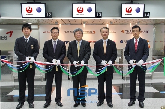 NSP통신-(왼편부터)부승용 법무부 출입국관리소 반장, 박판권 한국도심공항 공항운영본부장, 이종철 한국도심공항 대표이사, 야마자키 카즈히데 일본항공 한국지구지점장, 하수동 일본항공 김포·인천공항지점장이 기념 테이프 컷팅을 하고 있다.