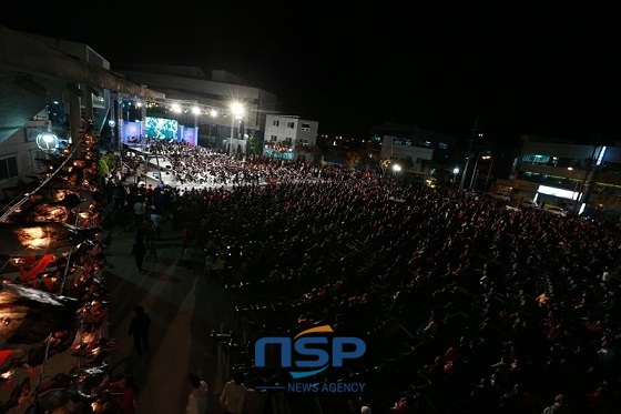 NSP통신-14일 봄의마을 광장서 서천 지명탄생 600주년을 기념해 열린 전야제에 3,000여명의 인파가 몰려 대성황을 이뤘다. 이날 행사는 세계적인 지휘자 금난새 선생의 지휘아래 KYDO(농어촌 희망 청소년오케스트라)와 유라시안 필하모닉 오케스트라, 관내 청소년 단원 70여명 등 300여 명이 참여해 훌륭한 하모니를 들려줬다. (서천군청)