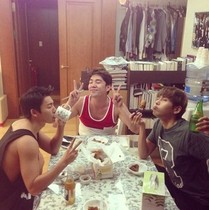 [NSP PHOTO]スーパージュニアドンヘ誕生日記念素朴なチキンパーティー