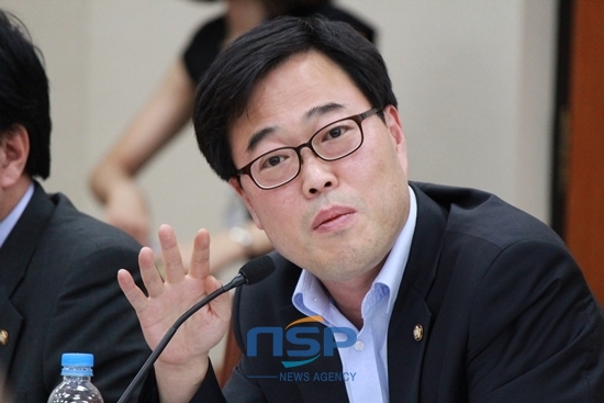 NSP통신-김기식 민주당 국회의원이 국회에서 질의하고 있다.