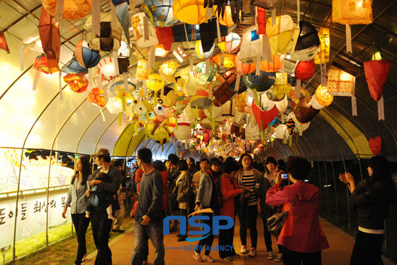 NSP통신-Туристы, приехашие в Чинчжу , смогли увидеть сияющие символы адежды и даже сфотографироваться на их фоне. (место проведения Jinju)