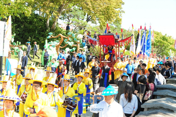 NSP통신-Праздник корейского искусства, который устроили школьники и просто жители города, во время фестиваля (Место проведения Jinju)