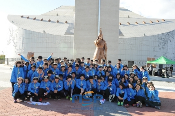 NSP통신-광양 이순신대교 앵커리즈 주변 공원 이순신장군 승전보 앞에서 제철고 2학년생들이 기념촬영하고 있다. /NSP통신=조용호 기자 (광양제철소)