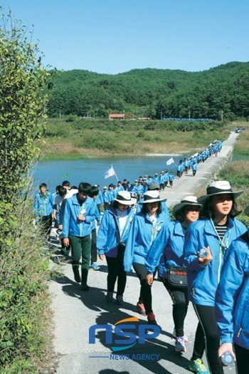 NSP통신-제철고 학생들이 보도 행군을 하고 있다. (광양제철소)