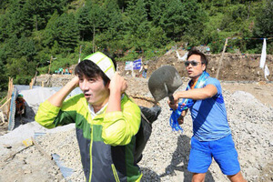 [NSP PHOTO]이문세, 네팔 아동들에게 희망학교 선물…정준호와 함께 현장 구슬땀