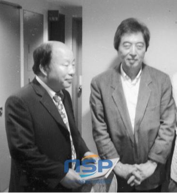 NSP통신-細川 前 일본 총리와 박정희 선생이 윤동주 시인이 살던 다케다 숙소를 방문한 당시의 모습이다. 이처럼 박정희 선생은 한일 양국간을 오가며 활발한 문화교류 활동을 펼쳐왔다. 사진은 수필집 240 페이지에서 찾아볼 수 있다. (월간문학출판부 제공)