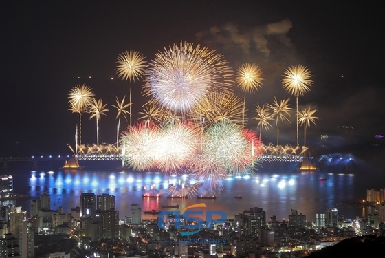 NSP통신-지난해 제8회 부산불꽃축제 모습. (코레일 제공)