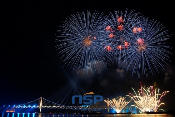 NSP통신-지난해 제8회 부산불꽃축제 모습. (코레일 제공)