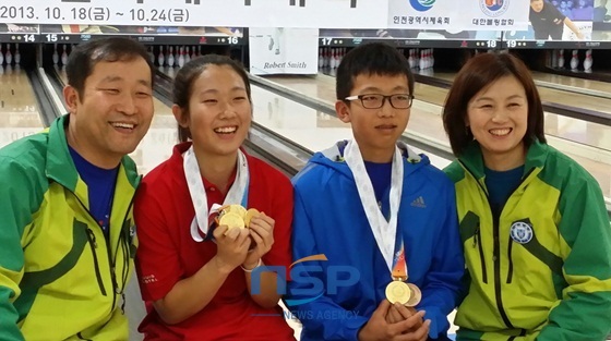 NSP통신-전남조리과학고 이영승양 4관왕 우리는 볼링가족 (왼쪽부터 父 이성민 씨, 주인공인 이영승양, 동생 이원석군, 母 윤희정씨)/NSP통신=최창윤 기자 (곡성군)