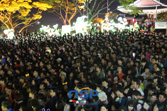 NSP통신-В день жителей города возле дворца в Чинчжу было настолько много людей, что яблоку негде было упасть. (Фото= место проведение Чинчжу)