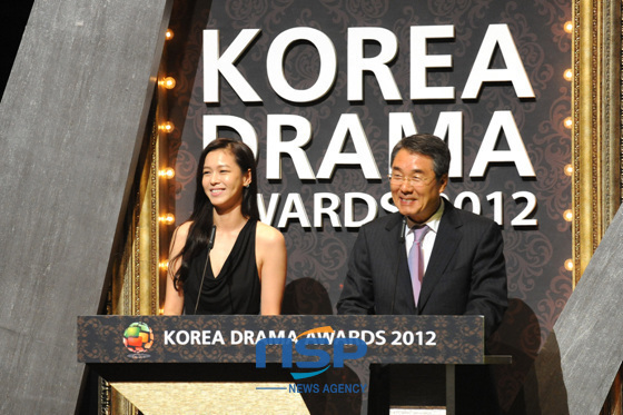 NSP통신-出席一年一度的韩国电视剧awards授奖仪式的晋州市长李昌熙（右）。（照片=金东恩记者）