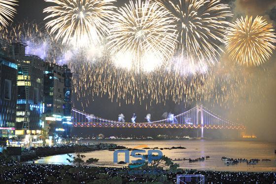 NSP통신-8万支烟花织绣了釜山的夜空