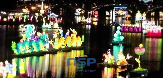 NSP통신-晋州江面上漂浮着的双龙模样的流灯（照片由晋州市提供）
