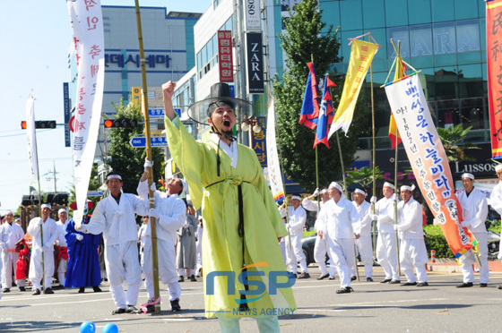 NSP통신-晋州農民抗争など歴史を再現したストリートパレードがケチョン芸術祭の開始を知らせ晋州市内にある通りのあちこちで繰り広げられている。(写真=晋州市提供)